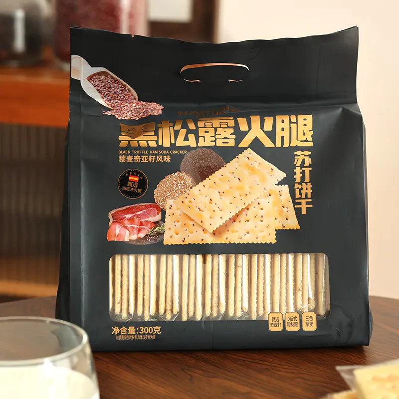 Crackers di soda e prosciutto al tartufo nero