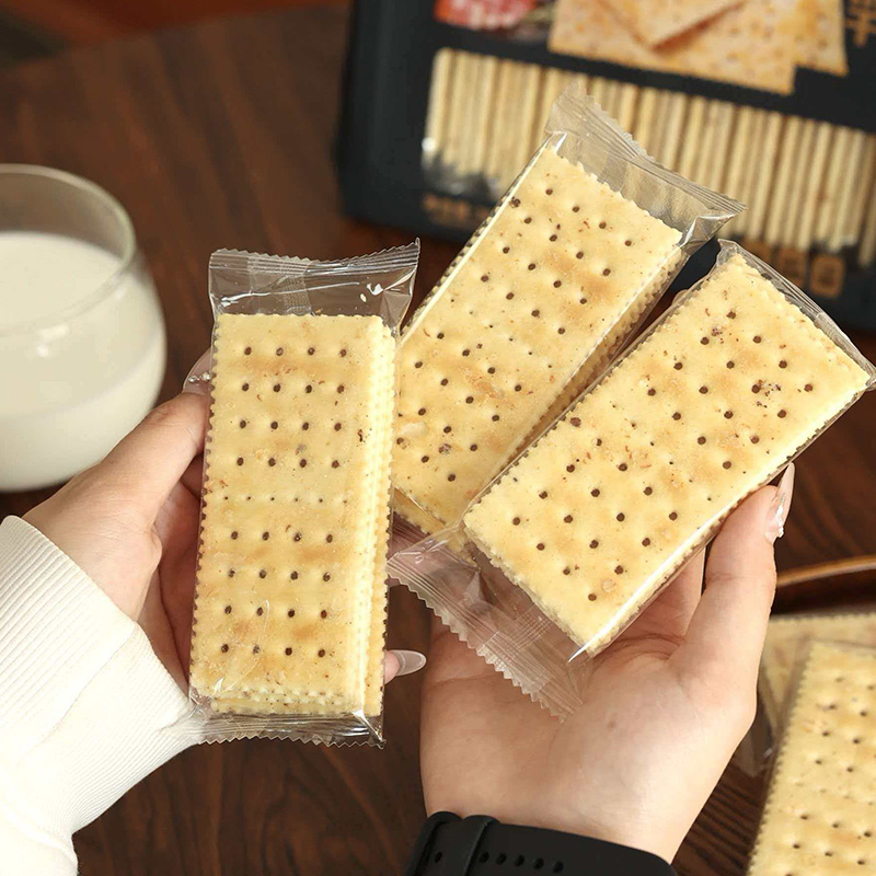 Crackers di soda e prosciutto al tartufo nero