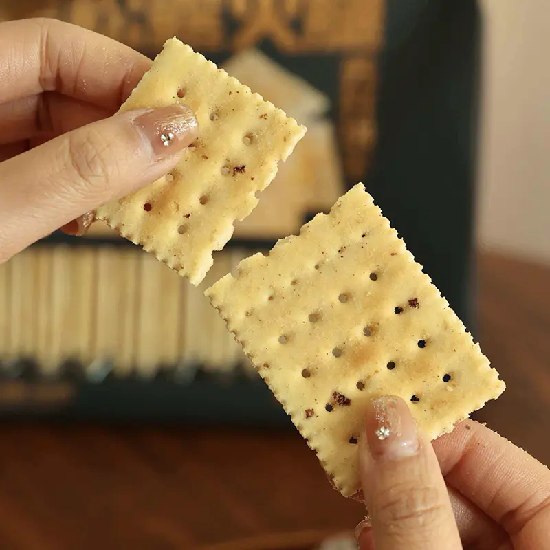 Crackers di soda e prosciutto al tartufo nero