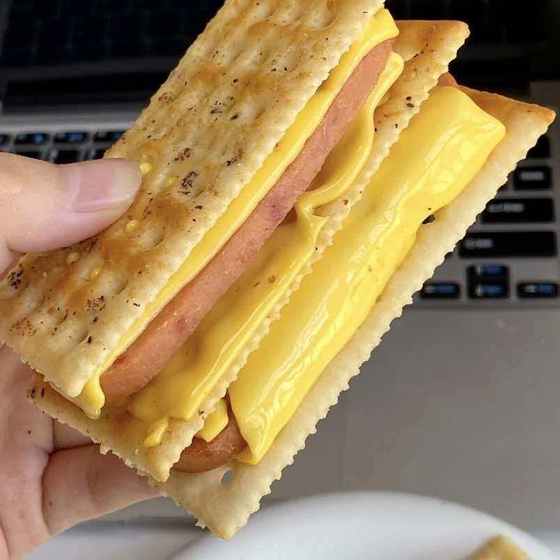 Crackers di soda e prosciutto al tartufo nero